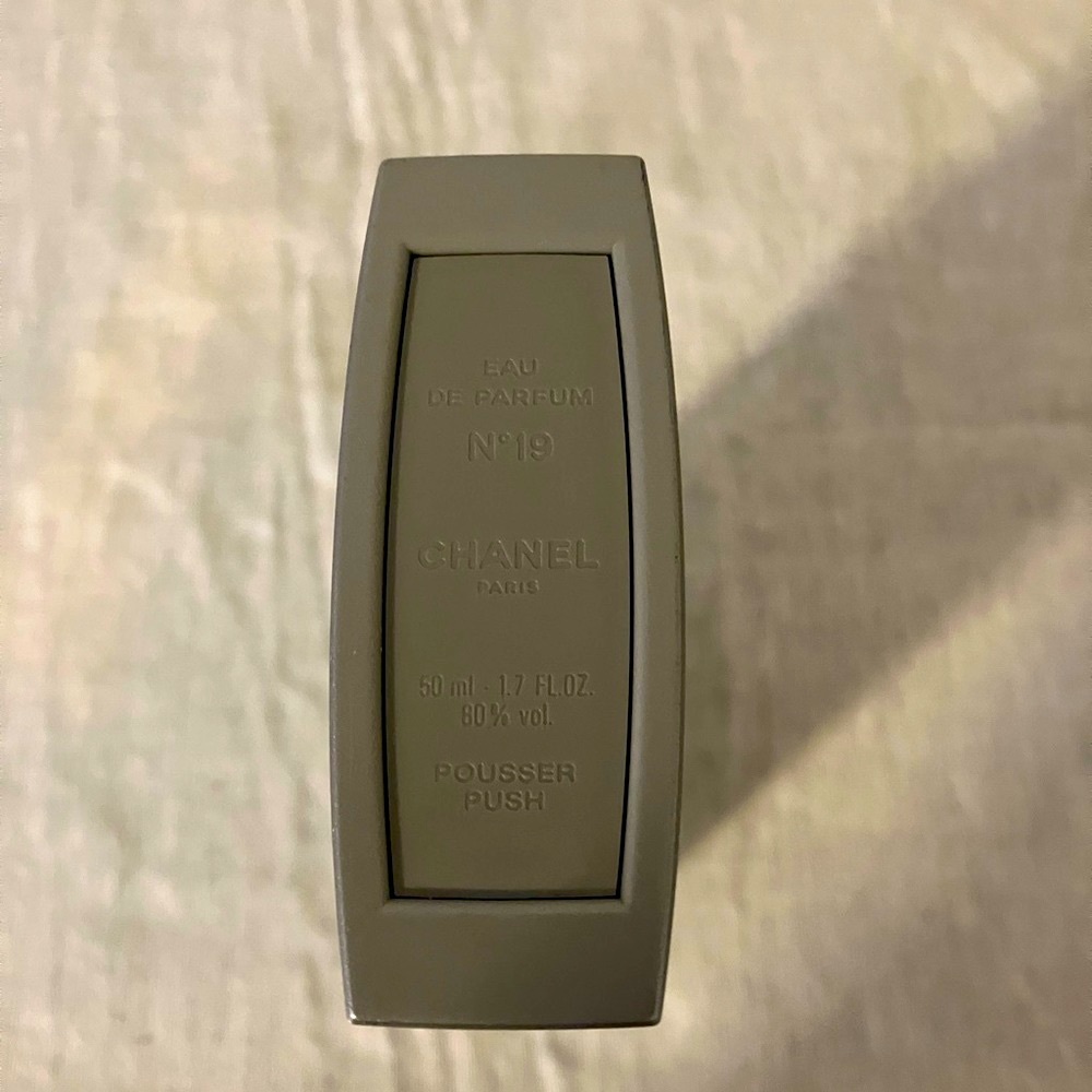 VTG No.19 CHANEL Eau de Parfum Spray Refillable Gray Case RARE 1.7oz 70% Full - Picture 13 of 13